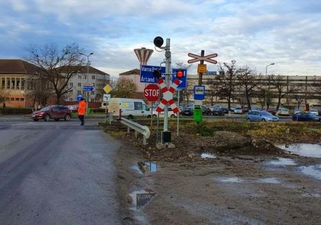 În sfârșit! Trecerea de cale ferată de pe strada Uzinelor a fost semaforizată (FOTO)