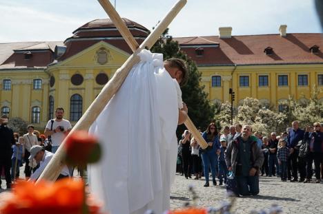 Calea Crucii în curtea Palatului Baroc din Oradea: Sute de credincioşi romano-catolici s-au rugat alături de episcop (FOTO / VIDEO)