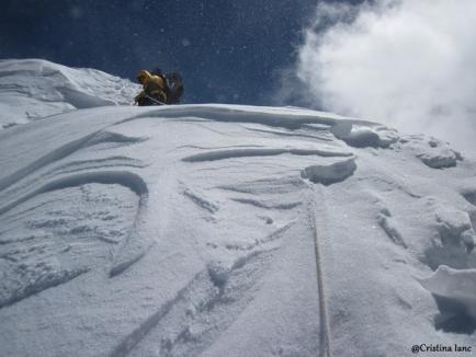 Orădencele care au cucerit, în premieră, cel mai nordic vârf de 6.000 de metri de pe planetă au avut un ghid cu care se înţelegeau prin... semne (FOTO)