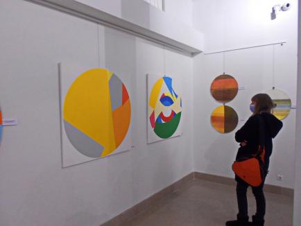 ”Trepte interioare”, expoziția personală a artistei Kerekes Gyöngyi, a fost deschisă în Muzeul Țării Crișurilor (FOTO)