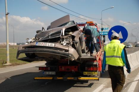 Accident pe Borşului: TIR răsturnat de un Mercedes (FOTO / VIDEO)