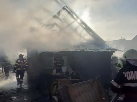 Casă cuprinsă de flăcări, în Aleşd: Incendiul a devastat întreaga locuinţă