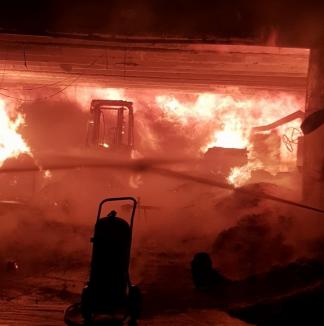 Incendiu violent la o fabrică de mobilă din Oradea! Paznicul a ajuns la spital (FOTO / VIDEO)