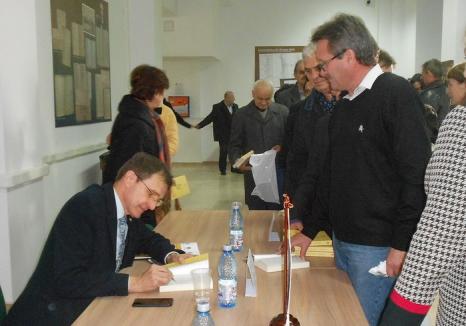 Rectorul Universităţii Babeş Bolyai şi-a lansat la Oradea cartea 'Transilvania. Starea noastră de veghe' (FOTO)