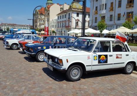 Go, Romania! Paradă de Dacii vechi şi Polski Fiat în Piaţa Uniri din Oradea (FOTO / VIDEO)