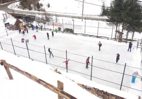 Patinoarul Moţului: Iubitorii de distracţie sunt invitaţi să încerce gheaţa la Arieşeni! (FOTO)