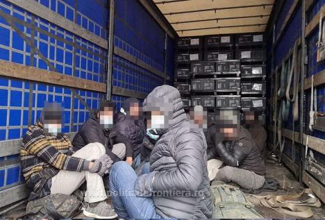Ascunşi în compartimentul de marfă. Zece migranţi afgani, libanezi şi sirieni au fost prinși în Borș II (FOTO / VIDEO)