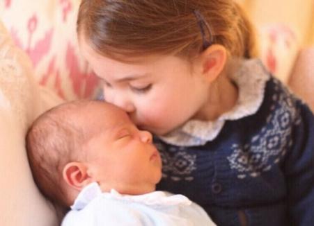 Primele imagini cu bebeluşul regal, alături de prinţesa Charlotte