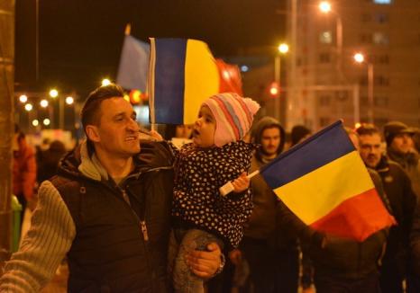 Peste 3.000 de protestatari mărşăluiesc prin Oradea și îndeamnă la mobilizare: 'Ieşiţi din casă, dacă vă pasă' (FOTO / VIDEO)