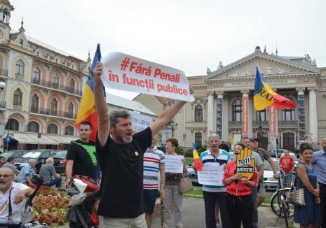 „Azi e zi de sărbătoare, Liviu Dragnea la-nchisoare!”: Miting cu participare redusă în Oradea după condamnarea şefului PSD (FOTO / VIDEO)