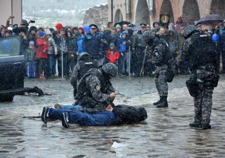 La mulţi ani, Poliţia Bihor! Copiii s-au înghesuit să-i vadă pe mascaţi, o poliţistă le-a suflat bărbaţilor premiul “Poliţistul anului” (FOTO)