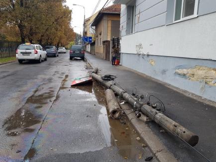 Pericol public: La volanul unui BMW, un tânăr beat a lovit o casă şi a rupt stâlpi de electricitate în Oradea (FOTO)