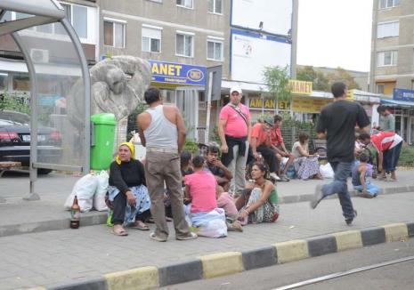 Piaţă în mizerie: Cerşetorii care îşi fac veacul în Piaţa Bucureşti din Oradea îi dezgustă pe localnici şi turişti deopotrivă (FOTO)