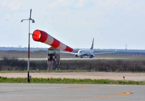 Pistă cu 'găuri': Aeroportul Oradea ar putea fi 'taxat' cu 10 milioane lei de firmele care au construit noua pistă