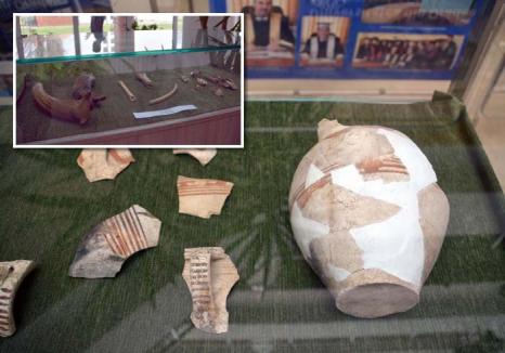 Urme din trecut: Orădenii pot vedea, vizitând o expoziţie găzduită de Universitate, obiectele care au fost găsite de arheologi în subteranul Pieţei Unirii (FOTO/VIDEO)