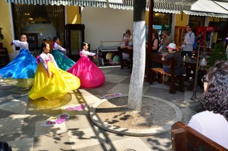 Inedit pe Corso: Recital de muzică tradiţională şi dans sud-coreean la o terasă (FOTO)
