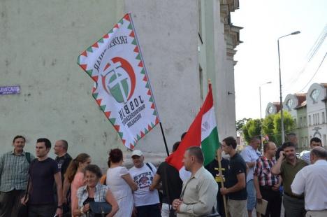 Laszlo Tokes a arborat steagul secuiesc în centrul Oradiei şi l-a comemorat pe criminalul de război Wass Albert (FOTO/VIDEO)