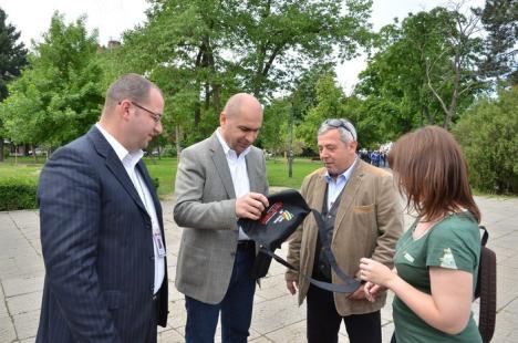 S-a deschis Târgul Gaudeamus! Primarul Ilie Bolojan şi şeful Poliţiei, Liviu Popa, printre primii cumpărători (FOTO)