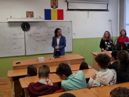 Un judecător mișto: Celebrul Cristi Danileț ține lecții de educație juridică „pe limba copiilor” în școlile bihorene (FOTO)
