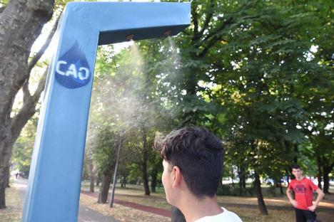 Duş în parc: Cum se pot răcori orădenii care aleargă în Parcul Brătianu (FOTO)