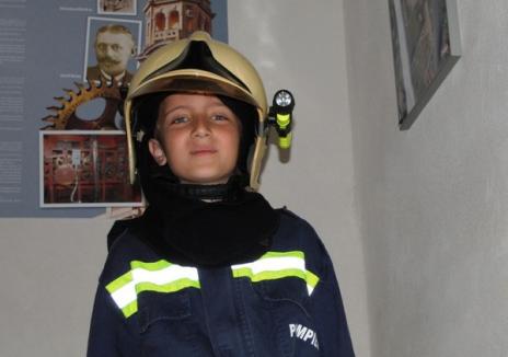 De 1 iunie: Copiii au luat cu asalt punctul de observare al pompierilor care a funcţionat în urmă cu un secol în Turnul Primăriei (FOTO)
