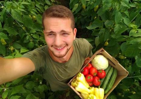 Ionuţ fermierul: Un tânăr de doar 21 de ani le vinde orădenilor legume proaspete, direct la ei acasă