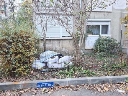Ne enervează: Locatarii unui bloc din Oradea s-au trezit cu un boschetar în grădină 