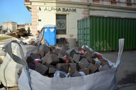 Gunoaie peste tot: Orădenii aruncă deşeuri în sacii cu pietre din Piaţa Unirii