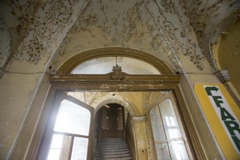 Palat în înnoire: Fosta Policlinică Mare, Palatul Finanţelor, o clădire emblematică din Oradea, dar lăsată decenii în stare de ruină, se restaurează (FOTO)