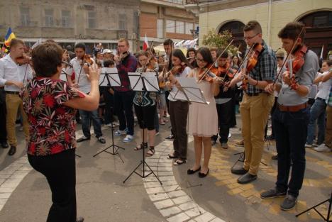 Carnaval european pe străzile Oradiei: Elevii au promovat unitatea în Europa (FOTO/VIDEO)