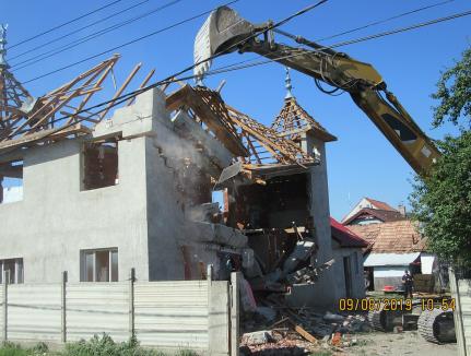 Case... pe făraş: Proprietarii a 1.000 de construcţii ridicate ilegal în Oradea, ameninţaţi cu demolarea (FOTO)