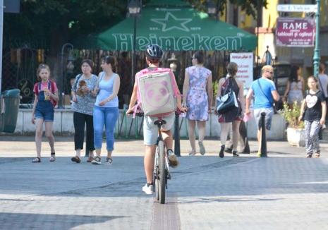 Oradea la pedală: Ambuteiajele provocate de maşinile numeroase şi de lucrări au dus la înmulţirea bicicliştilor (FOTO)