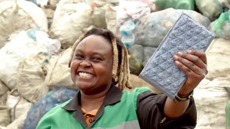 O tânără din Kenya demonstrează cum se combate poluarea: face cărămizi din plastic