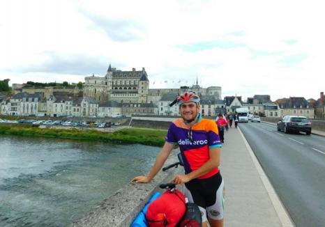 Biciclist pentru zâmbete: Orădeanul Dan Ghiţă vine acasă de la Londra pedalând 3.400 de kilometri în scop caritabil
