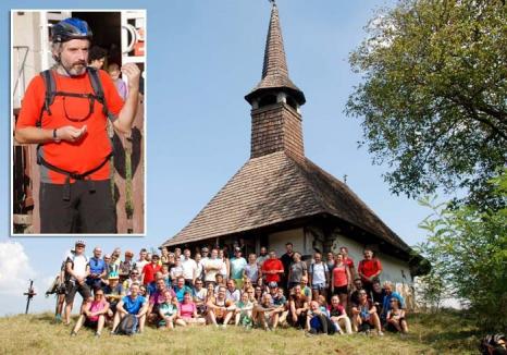 Turist pe două roţi: Fost jurnalist, specialist în turism, Gabriel Bonaciu îi duce pe orădeni cu bicicletele în vizită la bisericile de lemn din Bihor