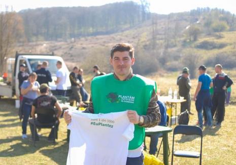 Unul din 1.000: Cine este tânărul care a mobilizat o mie de bihoreni la cea mai mare acţiune voluntară de plantări din Bihor (FOTO)