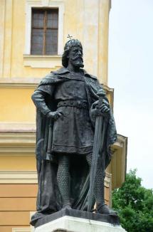 Trăiască Regele! Ferdinand Întregitorul a revenit în inima Pieţei Unirii din Oradea. Cine a fost acolo înaintea lui? (FOTO)