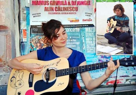 Trubadura: Ioana Butnăraşu îi bucură pe orădeni, cântând la chitară în pasajele subterane ale oraşului (VIDEO)