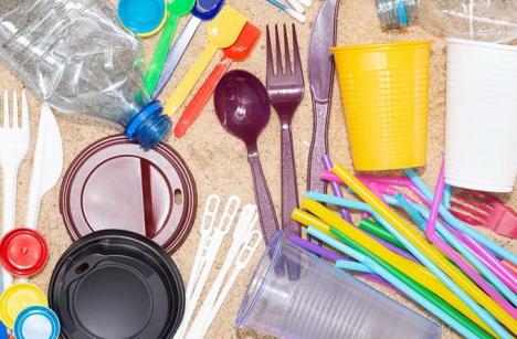 Directiva care interzice obiecte din plastic de unică folosinţă a intrat în vigoare. România întârzie cu legea