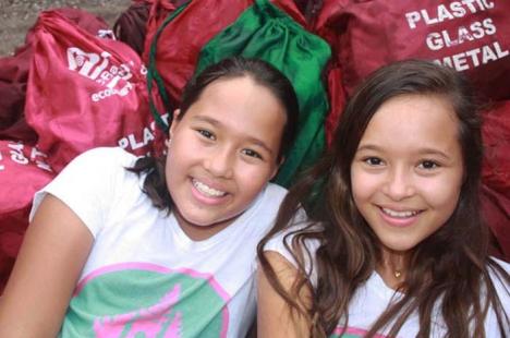 Surorile eco: Două adolescente au convins autoritățile din Bali să interzică pungile din plastic!