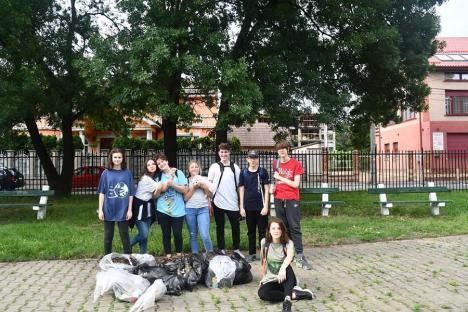 „Florile” viitorului: O gașcă de adolescenți bat parcurile din Oradea, adunând gunoaiele aruncate de alţii