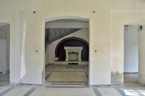 Castelul renegat: Călugăriţele mănăstirii conduse de Maica Mina au pus termopane unui castel vechi de un secol (FOTO)