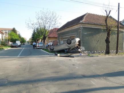 Accident în Cantemir: O maşină s-a oprit cu roţile în sus în peretele unei case, după ce şoferul nu a oprit la Stop (FOTO)