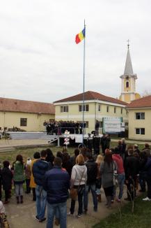Universitatea Agora a sărbătorit în avans Ziua Naţională cu cântece patriotice şi o conferinţă despre cooperarea poliţienească (FOTO)