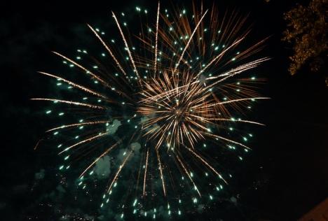La mulţi ani, Oradea, la mulţi ani, orădeni! Ziua Oraşului s-a încheiat cu un somptuos foc de artificii (FOTO / VIDEO)