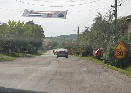 Dezastrul Naţional 76: Drumul Oradea-Deva e plin de gropi, dar fără utilaje şi muncitori (FOTO)