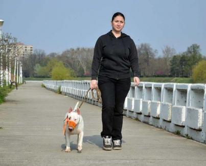 "Plimbătoare" de profesie: O orădeancă de 22 de ani este primul plimbător de câini oficial din oraş, înregistrat ca atare la Finanţe