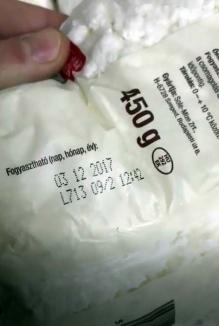 Ne vând gunoaie! Un supermarket din Oradea vinde produse expirate, cu complicitatea Direcţiei Sanitar-Veterinare (FOTO / VIDEO)