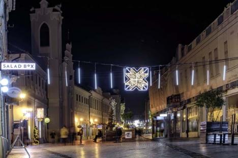 Ne-au luat ochii! Primăria Oradea şi-a bătut joc de orădeni cu iluminatul festiv sărăcăcios de sărbători