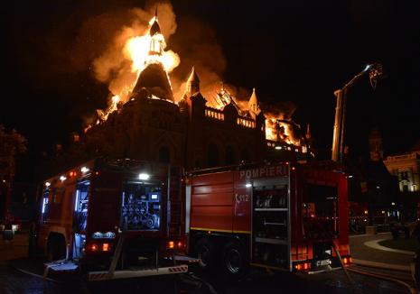 Infern la Palat: Cauza incendiului de la Episcopie pare a fi o defecţiune electrică, dar cercetările se anunţă lungi şi costisitoare (FOTO)
